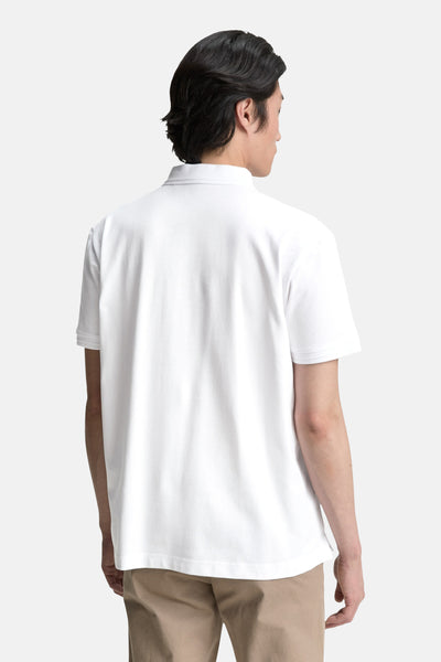 Polo à manches courtes blanc de Tom Tailor, vu de dos, porté avec un pantalon beige