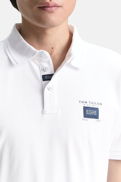 Polo blanc à manches courtes de Tom Tailor, avec détails de logo sur la patte de boutonnage et la poitrine.
