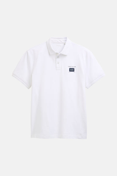 Polo blanc à manches courtes de Tom Tailor, avec un logo carré bleu marine sur la poitrine.