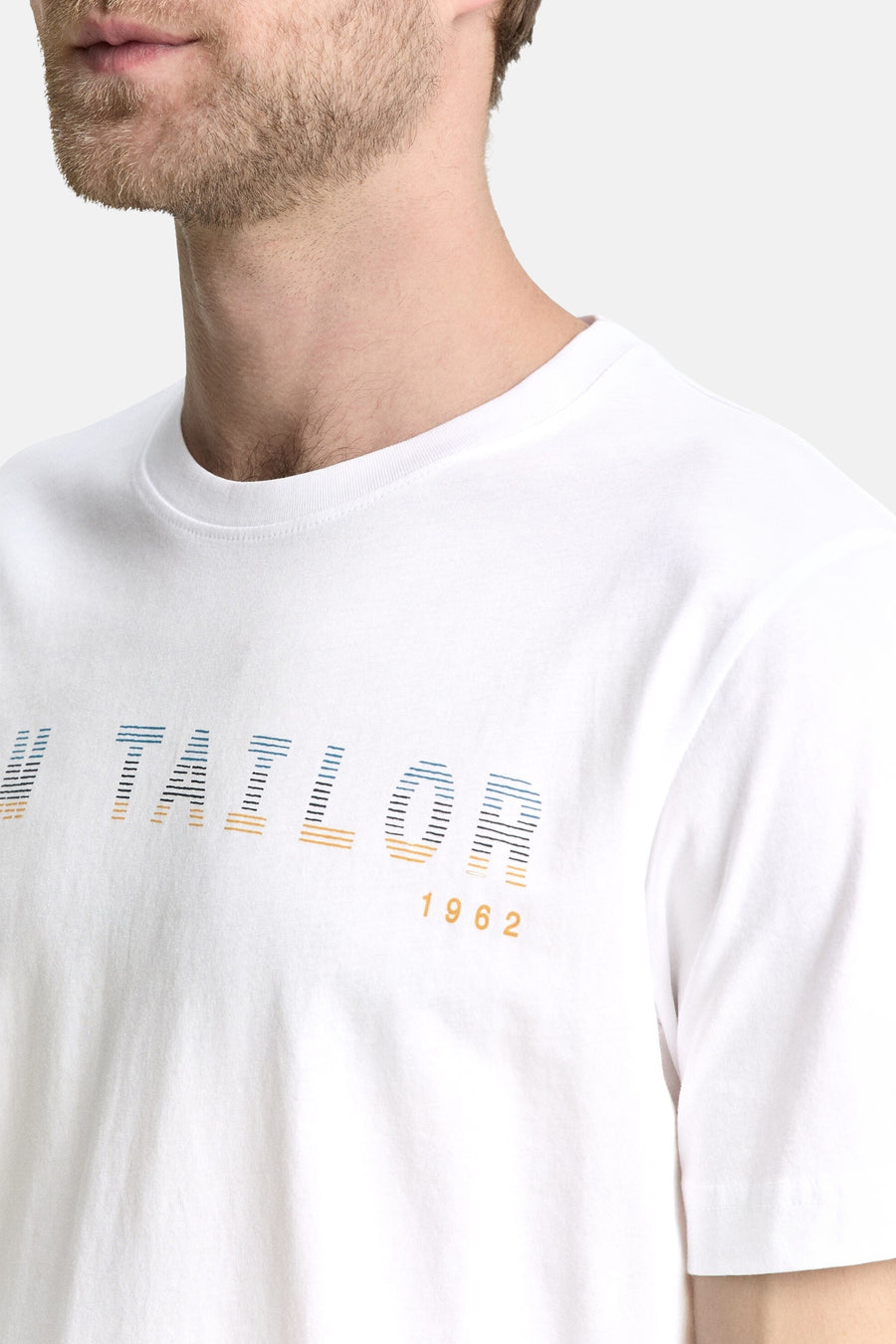 T-shirt à manches courtes blanc de Tom Tailor, avec motif graphique sur le devant.