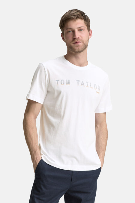Wit T-shirt met korte mouwen van Tom Tailor, met grafisch logo op de voorkant, gedragen met een marineblauwe broek