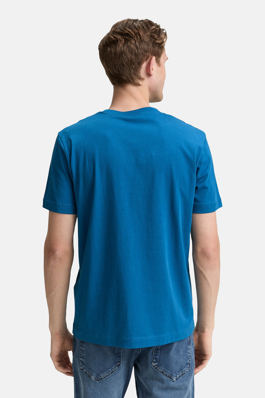 Blauw T-shirt met korte mouwen van Tom Tailor, achterkant, gedragen met een spijkerbroek.