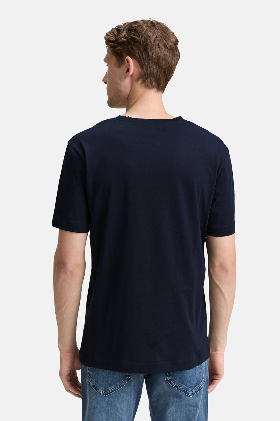 T-shirt bleu à manches courtes de Tom Tailor, vu de dos, porté avec un jean.
