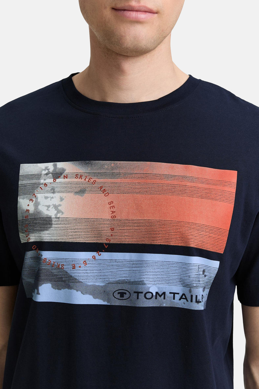 T-shirt à manches courtes bleu marine de Tom Tailor avec motif graphique rectangulaire sur le devant.
