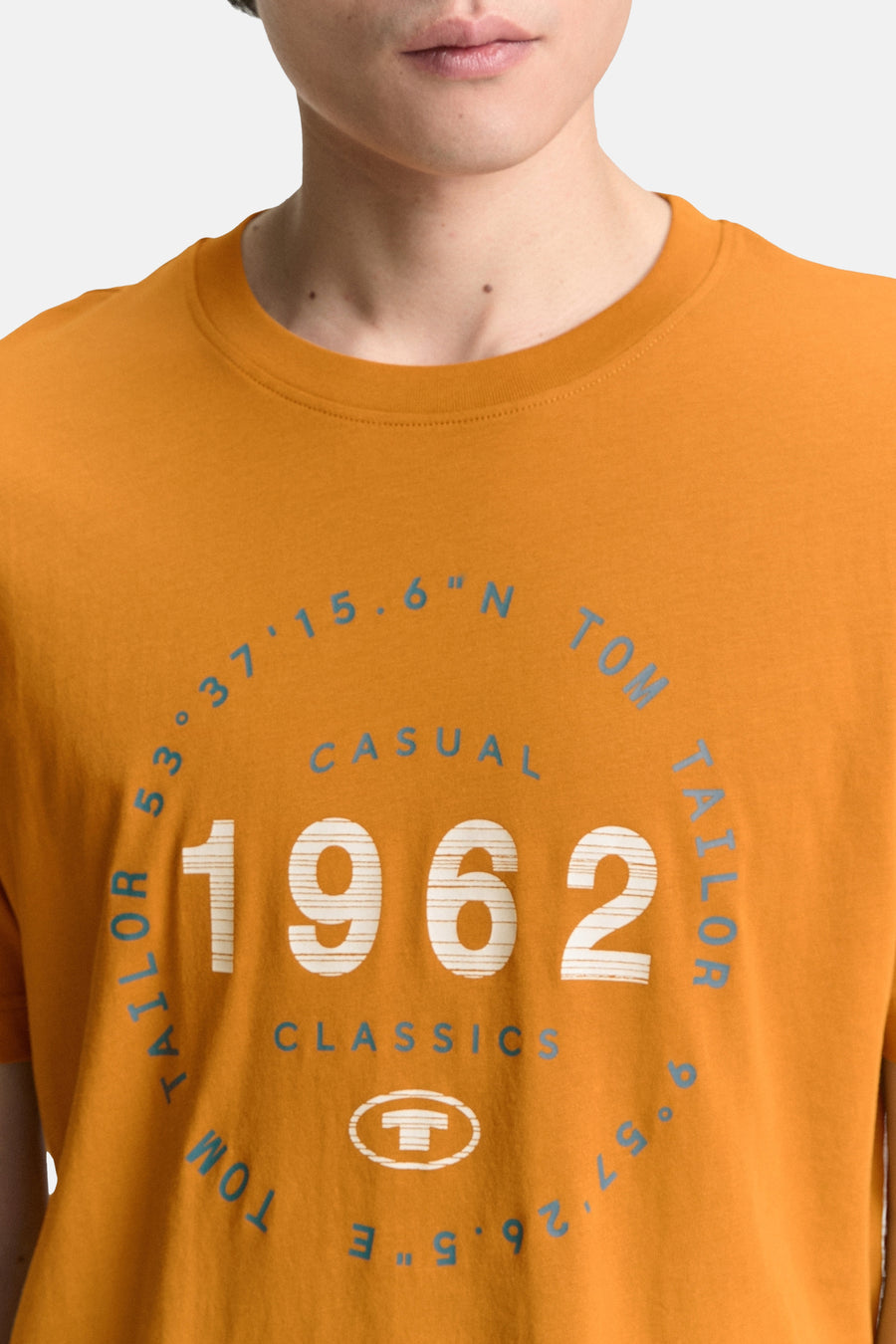 T-shirt à manches courtes ocre de Tom Tailor avec un imprimé graphique sur le devant.

