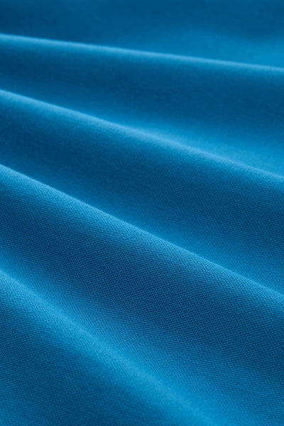 Polo bleu à manches courtes de Tom Tailor, en tissu texturé avec des plis doux.