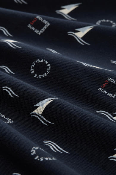 Polo à manches courtes bleu de Tom Tailor avec motif nautique all over et texture piquée.