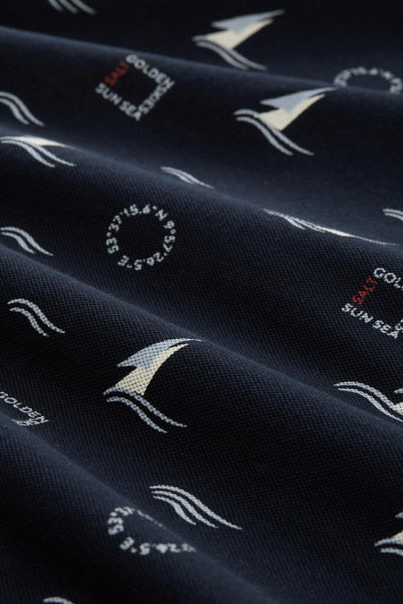 Blauwe polo met korte mouwen van Tom Tailor met all-over nautisch patroon en pique textuur.