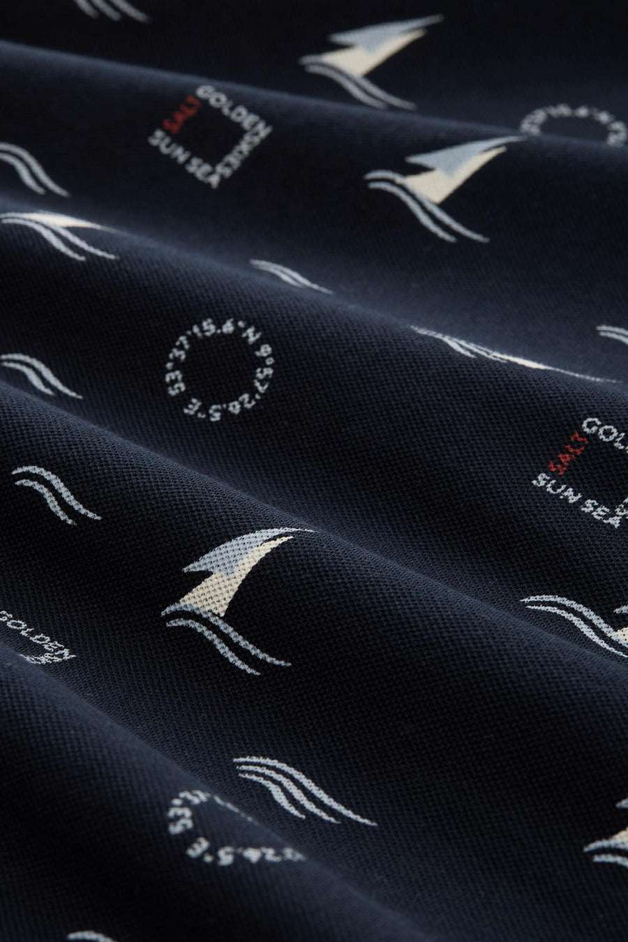 Polo à manches courtes bleu de Tom Tailor avec motif nautique all over et texture piquée.