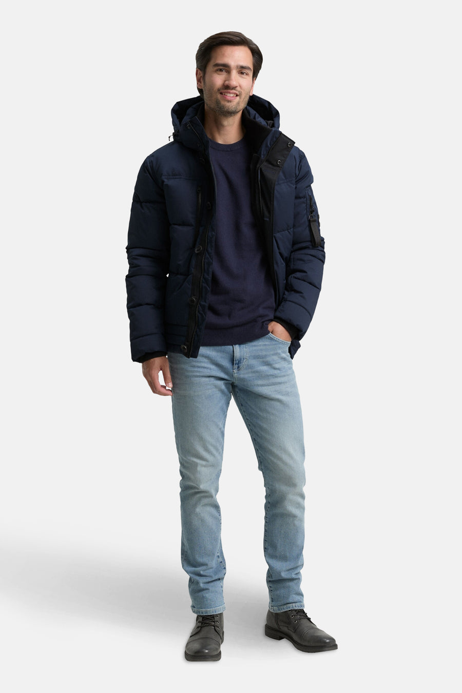 Veste courte bleue de Tom Tailor, portée avec un pull bleu marine et un jean délavé.