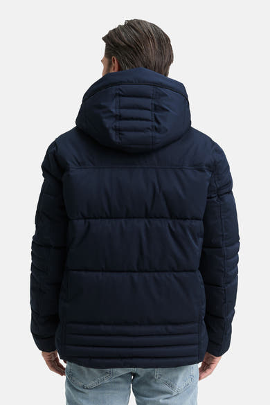 Veste courte bleue de Tom Tailor, matelassée avec capuche, vue de dos.