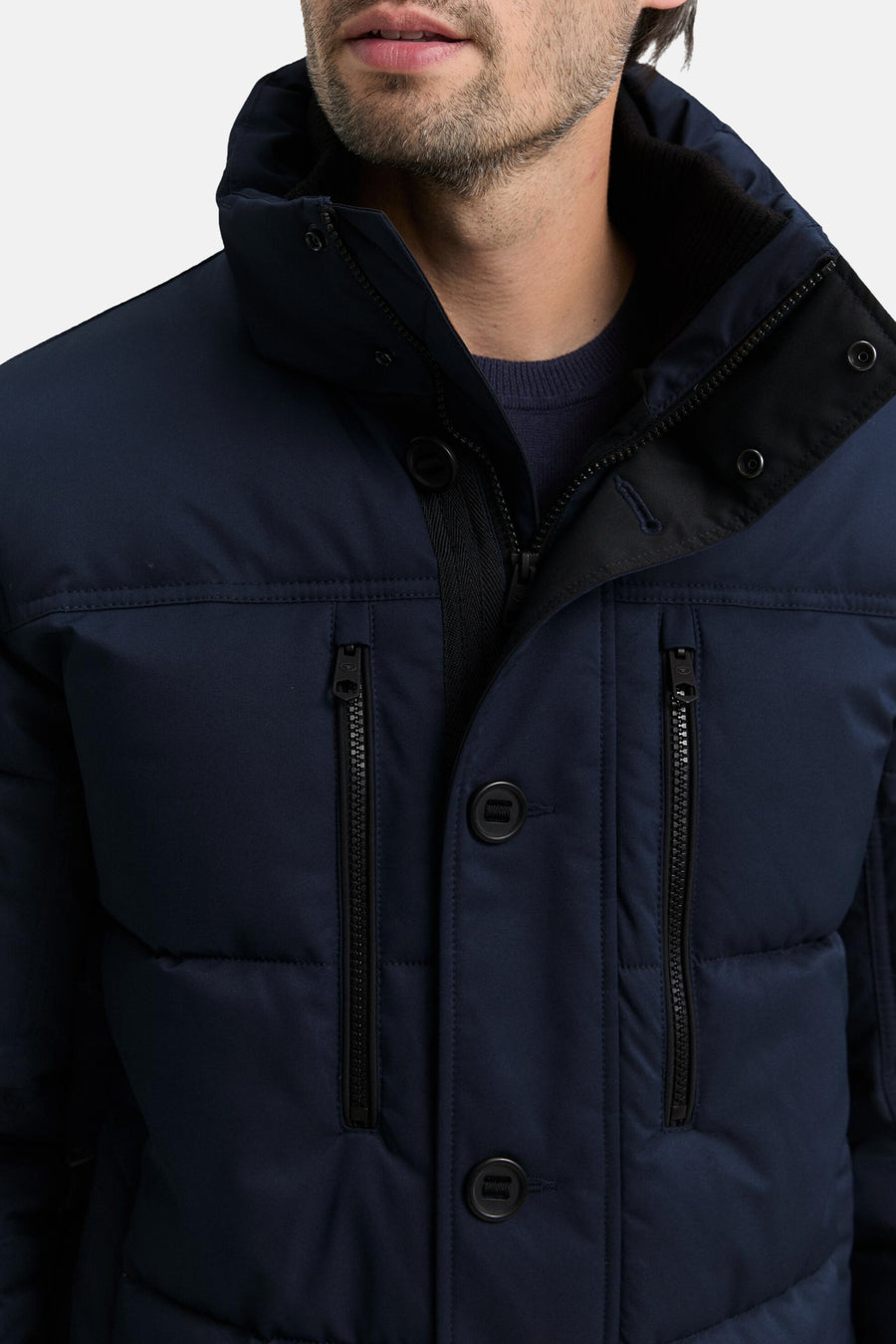 Veste courte bleue de Tom Tailor, avec fermeture éclair et boutons, sur un homme.