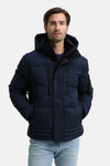 Veste courte bleue de Tom Tailor avec capuche et poches, portée avec un jean clair.