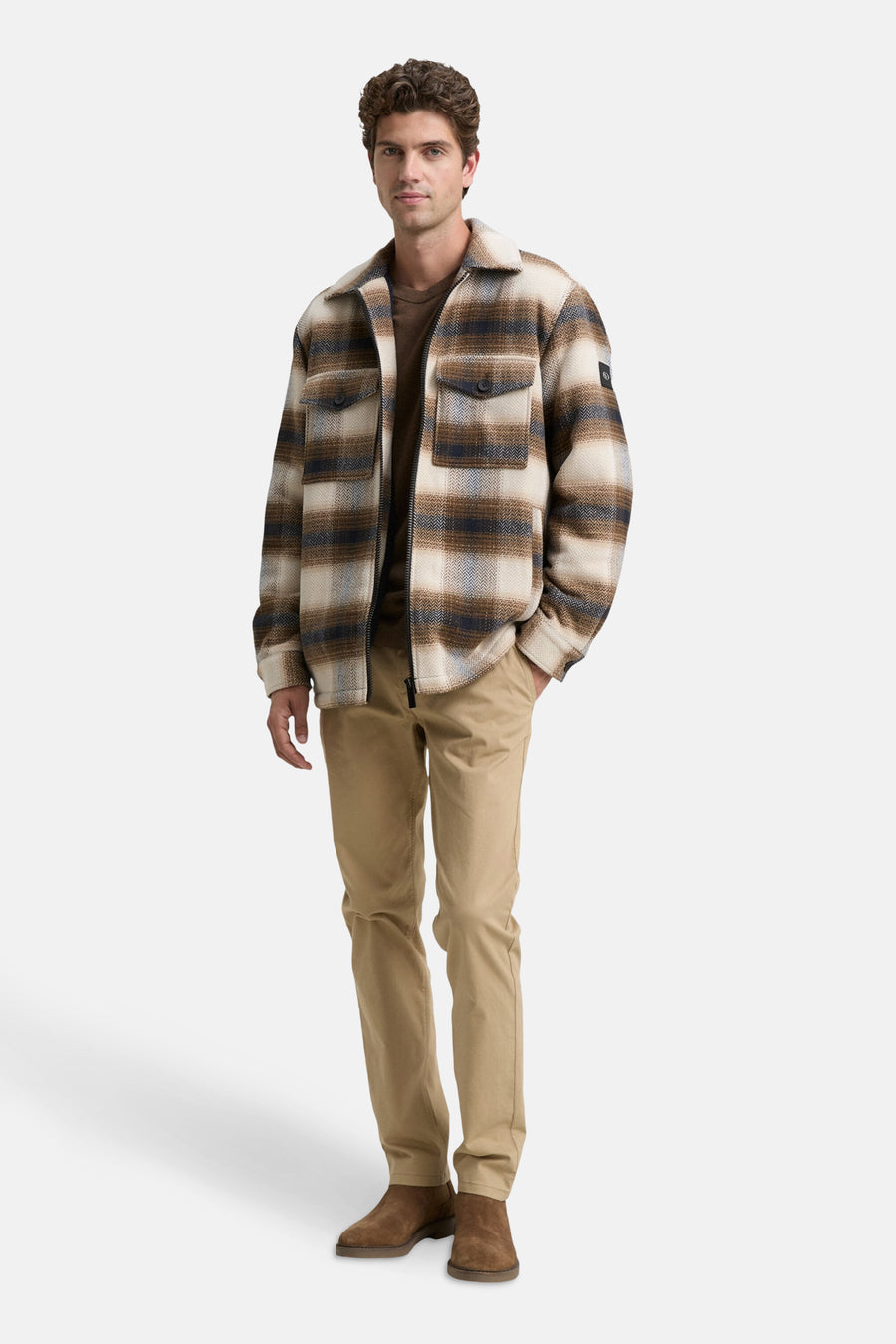 Kort bruin jasje van Tom Tailor, beige, bruin en blauw geruit, gedragen met een beige T-shirt en broek.