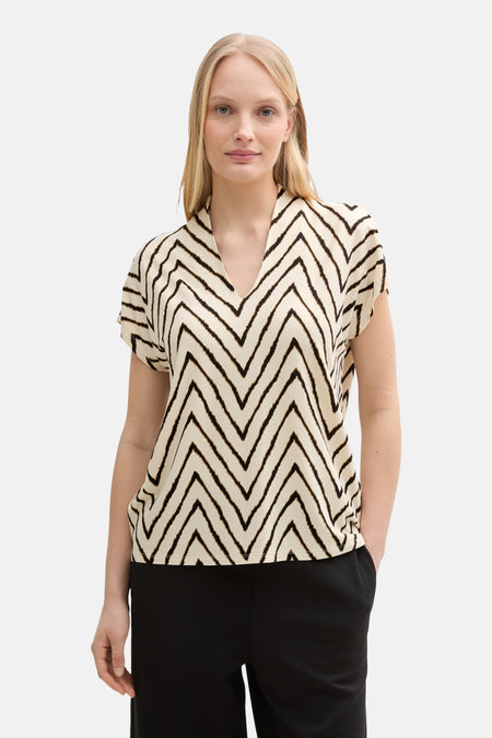 Multikleurig blouse met korte mouwen van Tom Tailor met zwart chevronpatroon, gedragen met een zwarte broek.