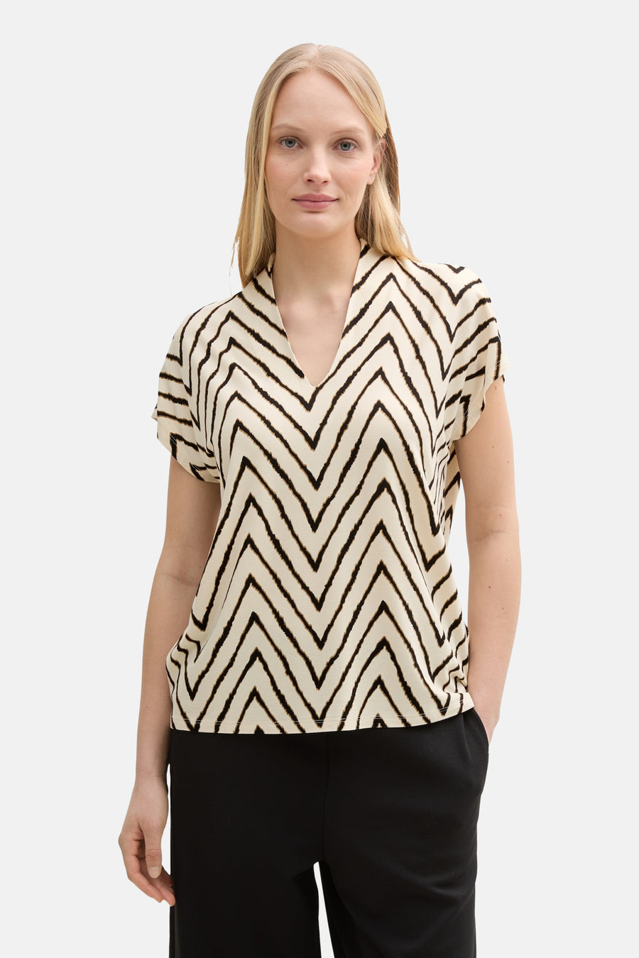 Multikleurig blouse met korte mouwen van Tom Tailor met zwart chevronpatroon, gedragen met een zwarte broek.