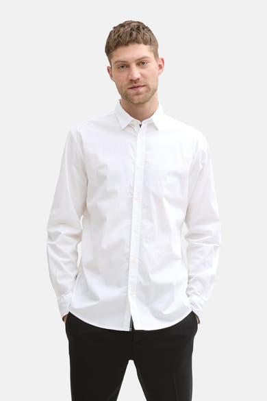 Wit overhemd met lange mouwen van Tom Tailor, gedragen met een zwarte broek en leren schoenen.