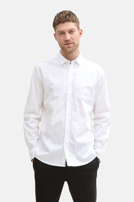 Wit overhemd met lange mouwen van Tom Tailor, gedragen met een zwarte broek en leren schoenen.