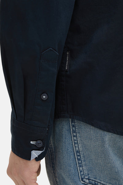 Chemise à manches longues bleu foncé de Tom Tailor, avec boutons et détail de manchette.