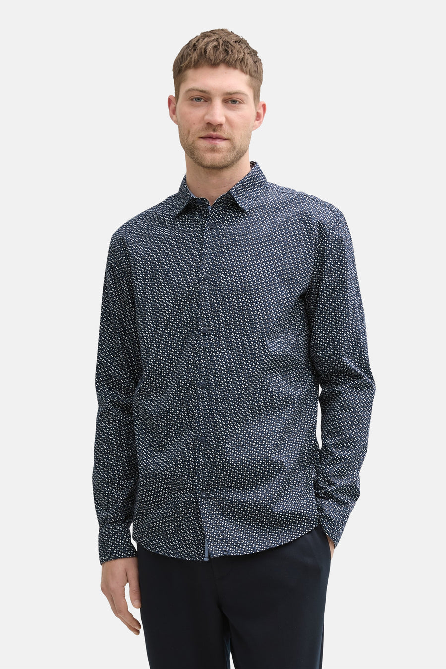 Chemise à manches longues bleue de Tom Tailor, avec un motif géométrique blanc sur toute la surface.