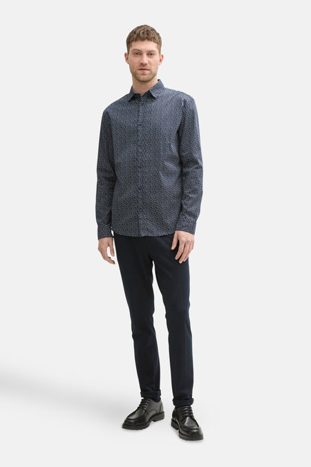 Blauw overhemd met lange mouwen van Tom Tailor, met patroon, gedragen met een zwarte broek en schoenen.