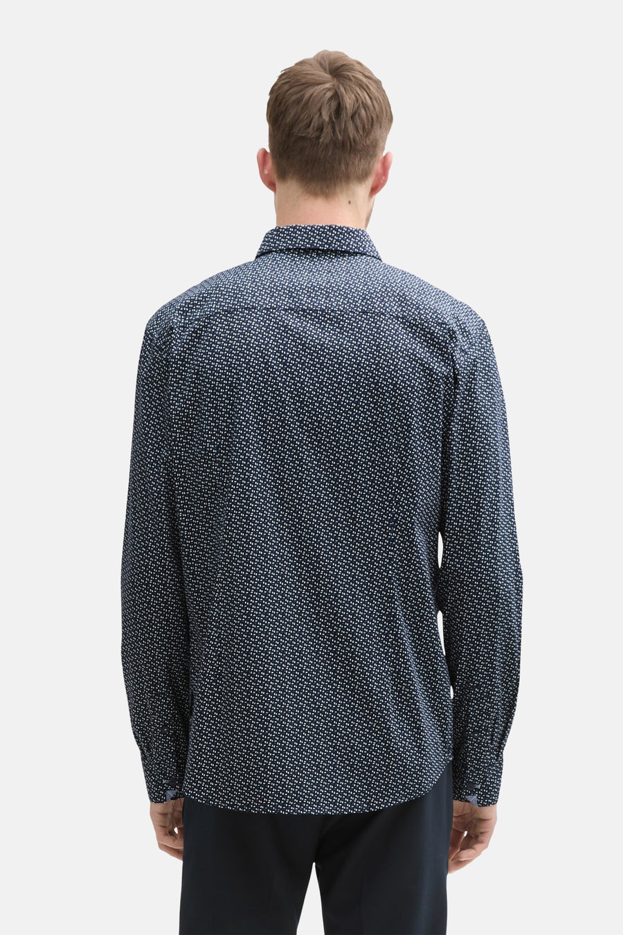Chemise à manches longues bleue de Tom Tailor, à motif géométrique discret, vue de dos.