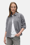 Chemise grise à manches longues OPUS, portée ouverte sur un T-shirt blanc.