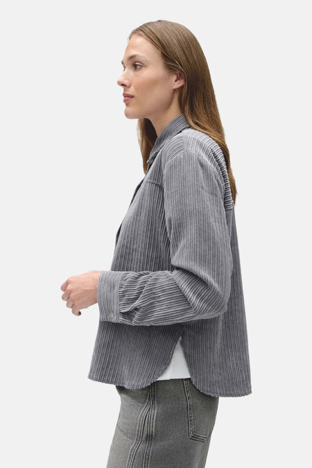 Chemise grise à manches longues OPUS portée par une femme, vue de profil