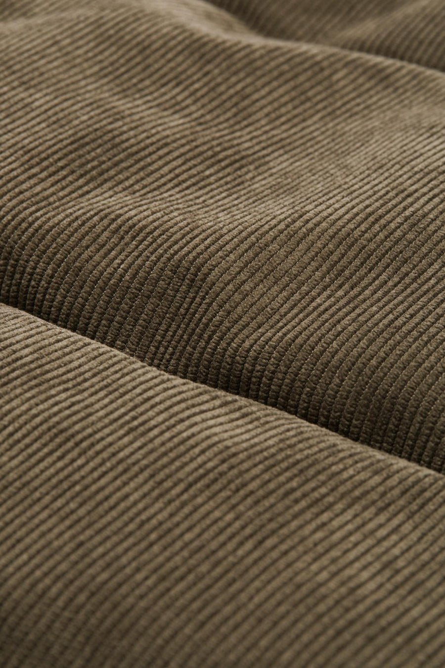 Olijfgroene regenjas van Tom Tailor, van getextureerd corduroy met een zichtbare naad.