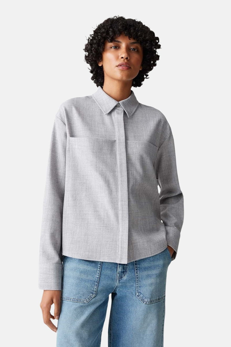 Chemise à manches longues grise d'OPUS, avec poches plaquées et manches longues, portée avec un jean bleu.