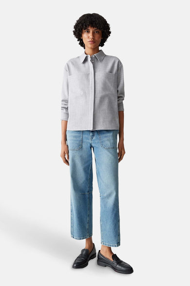 Chemisier à manches longues gris chiné par OPUS, porté avec un jean bleu et des mocassins noirs.
