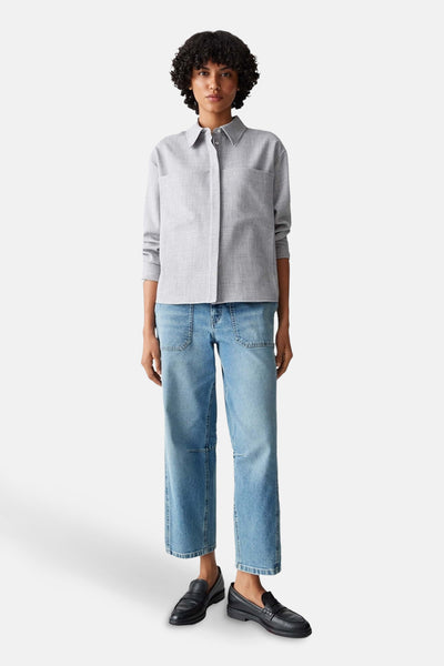 Chemisier à manches longues gris chiné par OPUS, porté avec un jean bleu et des mocassins noirs.
