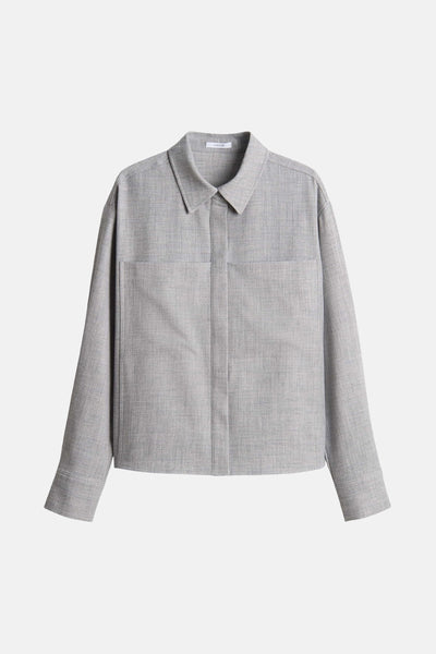 Chemise à manches longues grise de OPUS, avec poches plaquées sur la poitrine et coupe droite.
