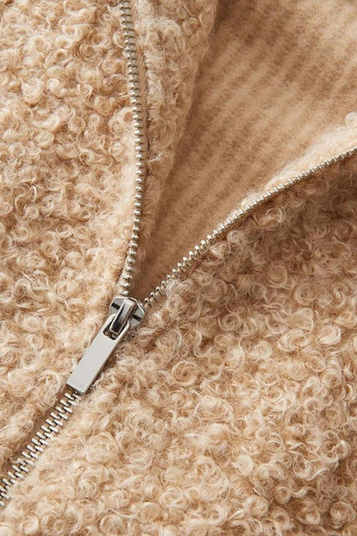 Pull écru à col rond d'OPUS, texture bouclée avec fermeture éclair argentée.