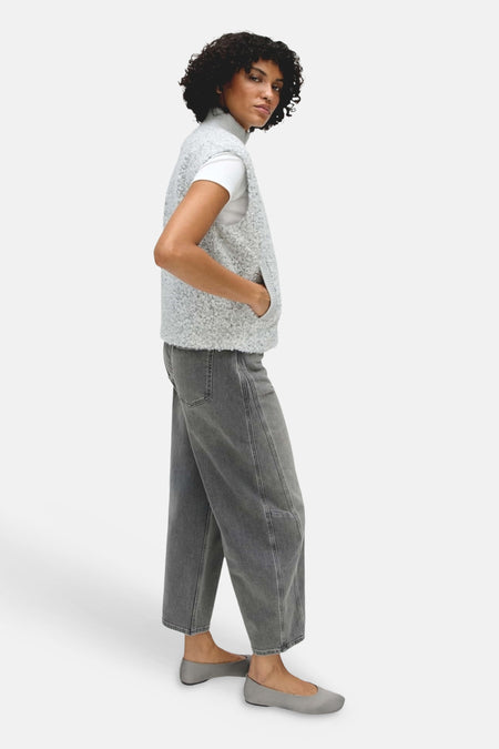 Cardigan gris sans manches OPUS avec poches, porté sur un t-shirt blanc.