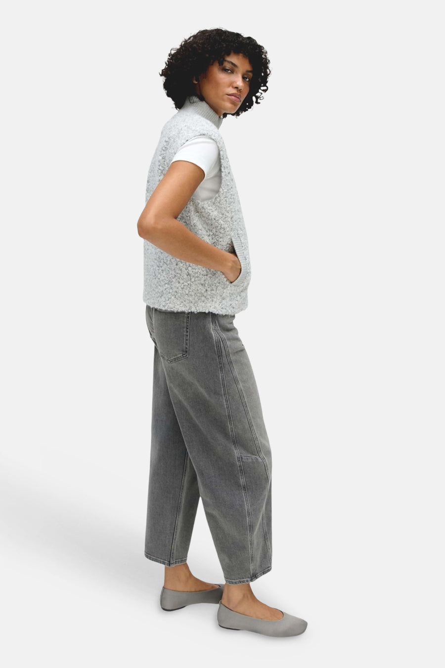 Cardigan gris sans manches OPUS avec poches, porté sur un t-shirt blanc.