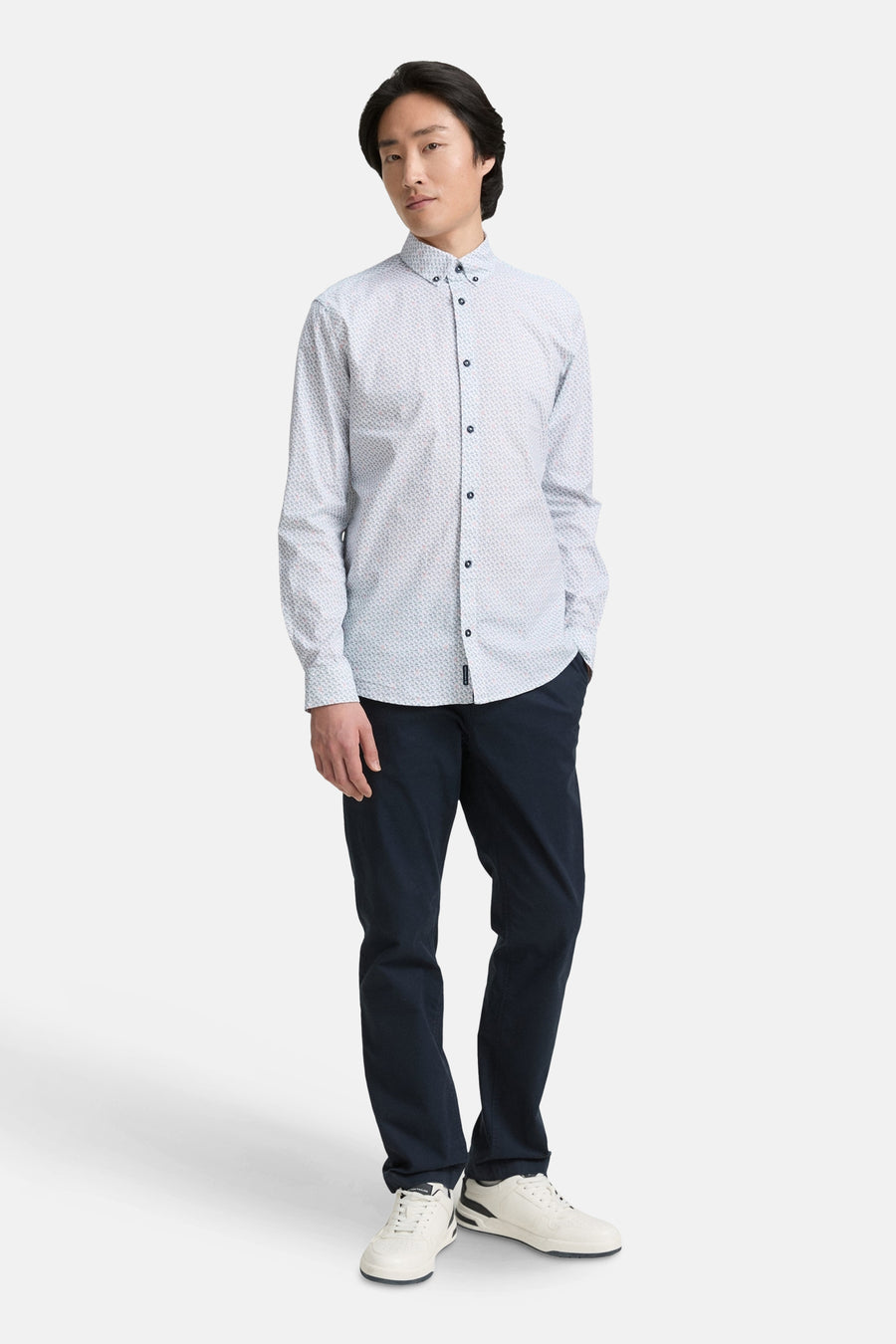 Multikleurig overhemd met lange mouwen van Tom Tailor met een bedrukt patroon, gedragen met een marineblauwe broek en witte sneakers.