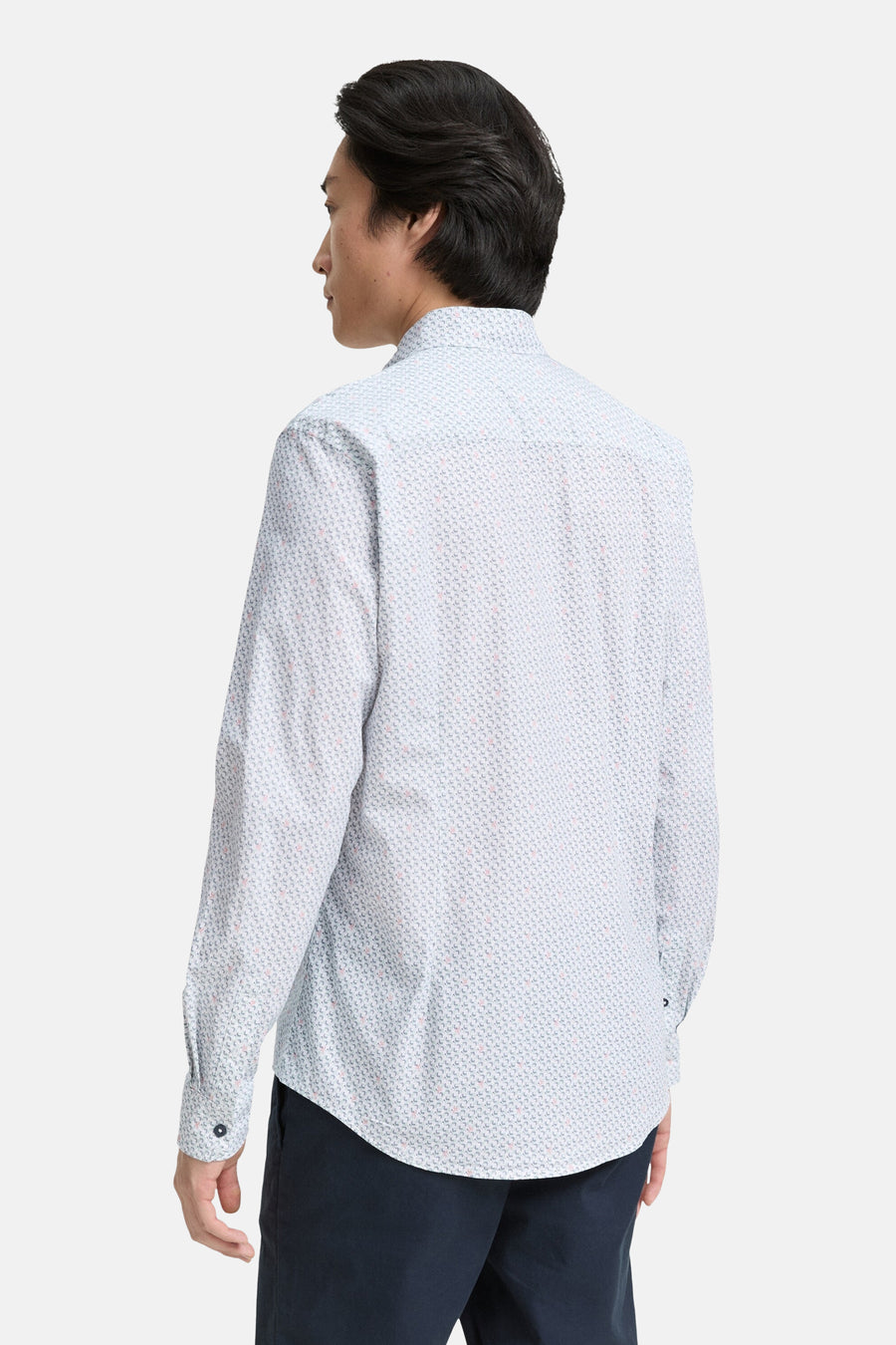 Multikleurig overhemd met lange mouwen van Tom Tailor, met subtiel printpatroon, gedragen met een marineblauwe broek.