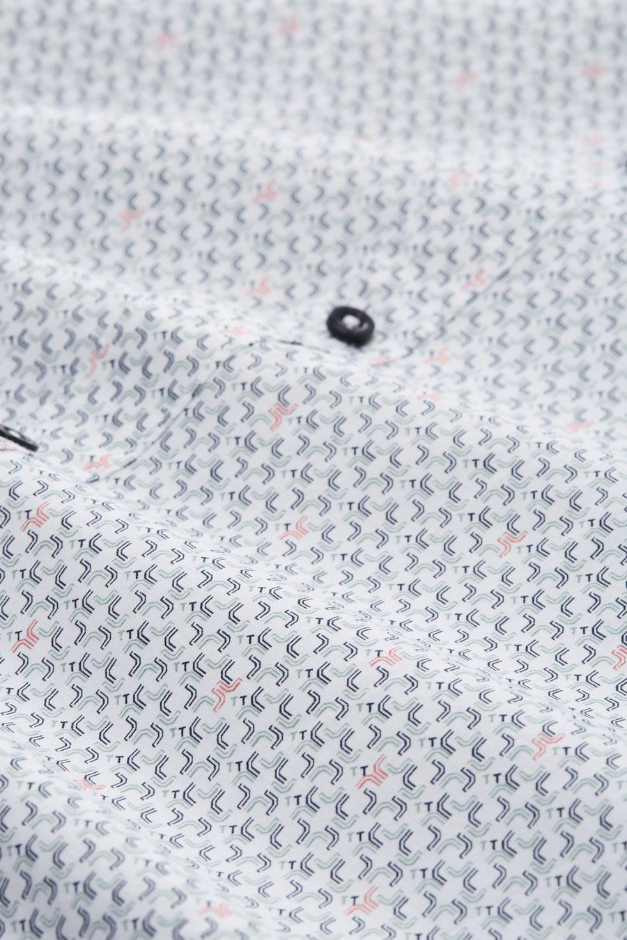 Multikleuren overhemd met lange mouwen van Tom Tailor met een abstract geometrisch patroon, zichtbaar knoopdetail.