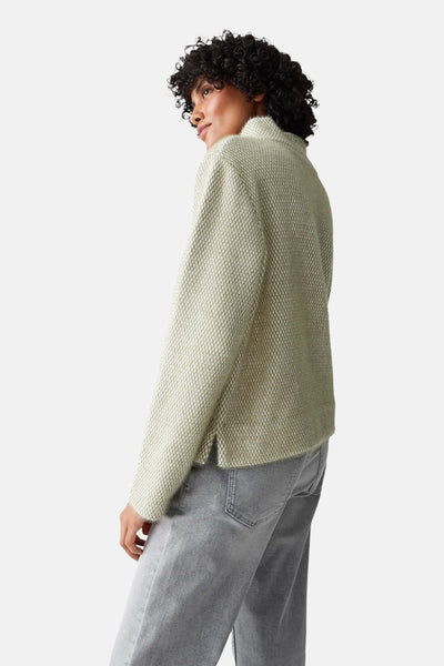 Pull vert texturé de OPUS, porté avec un jean gris clair, présenté de dos.