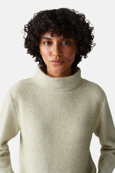 Pull vert en maille texturée par OPUS, avec un col roulé confortable et des manches longues.
