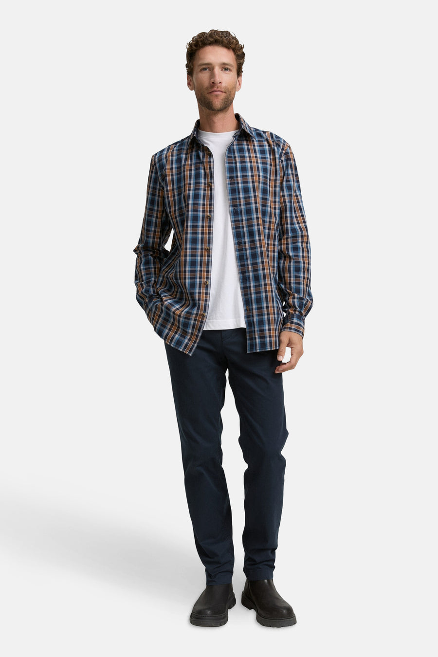 Multikleurig overhemd met lange mouwen van Tom Tailor, geruit met een wit T-shirt en een marineblauwe broek.