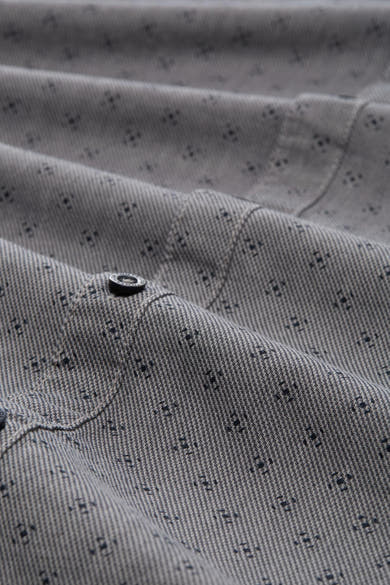 Chemise à manches longues grise by Tom Tailor, motif à points, détail de la boutonnière.
