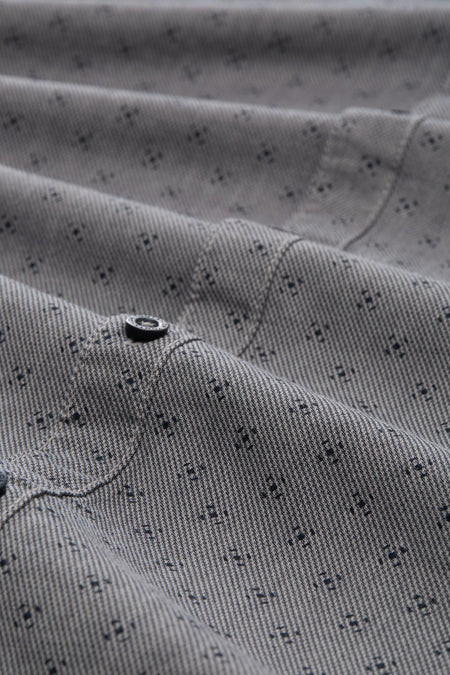 Chemise à manches longues grise by Tom Tailor, motif à points, détail de la boutonnière.