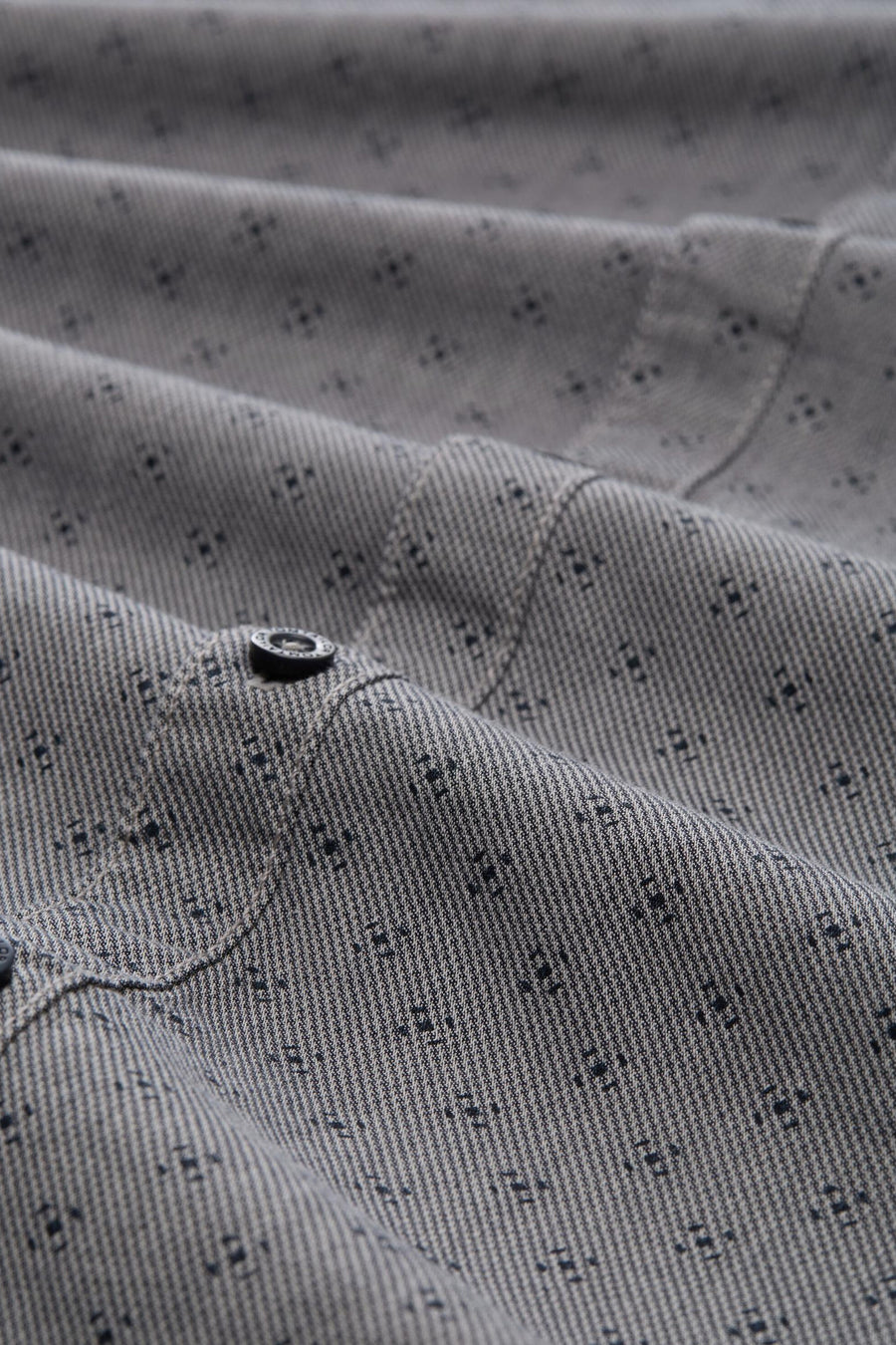 Chemise à manches longues grise by Tom Tailor, motif à points, détail de la boutonnière.