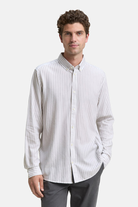 Wit gestreept overhemd met lange mouwen van Tom Tailor, met button-down kraag en grijze broek.