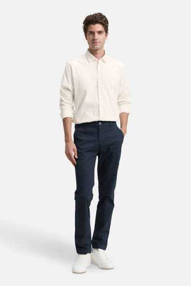 Ecru overhemd met lange mouwen van Tom Tailor, met discreet patroon, gedragen met een marineblauwe broek en witte sneakers.