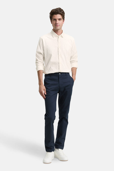 Ecru overhemd met lange mouwen van Tom Tailor, met discreet patroon, gedragen met een marineblauwe broek en witte sneakers.