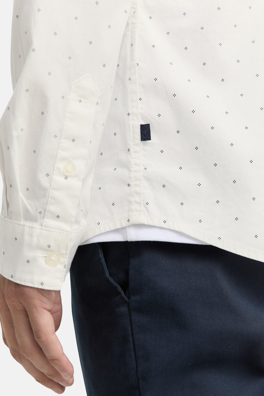 Ecru overhemd met lange mouwen van Tom Tailor, met een discreet patroon en gedragen met een marineblauwe broek.