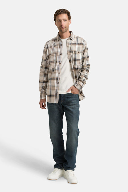 Beige lange mouwen overhemd van Tom Tailor, geruit, gedragen met een wit T-shirt en een blauwe jeans.